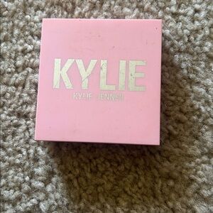 Kylie Kylighter pressed illuminating powder in shade Ice Me Out